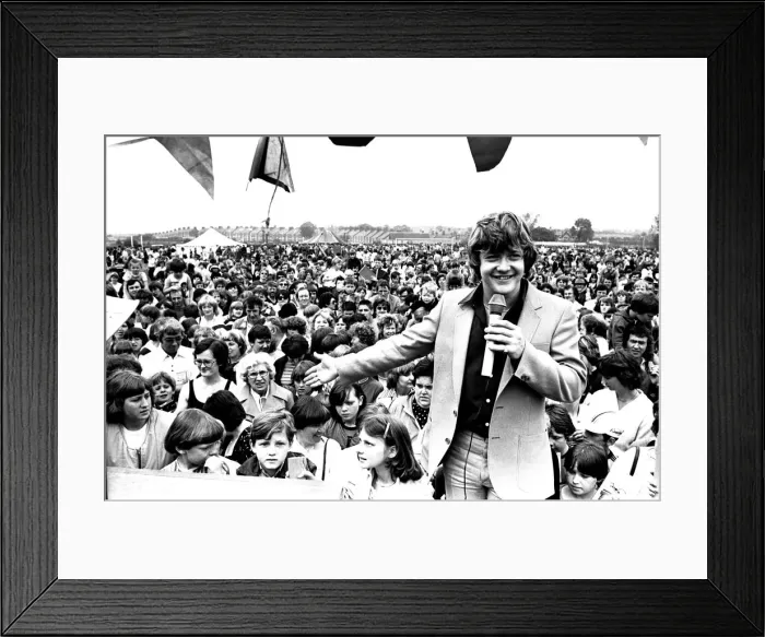 Framed Print : Swap-shop star Keith Chegwin entertained the crowd at the YMCA gala event at Herrington