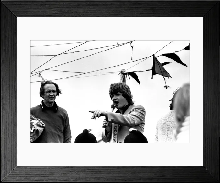 Framed Print : Swap-shop star Keith Chegwin entertained the crowd at the YMCA gala event at Herrington