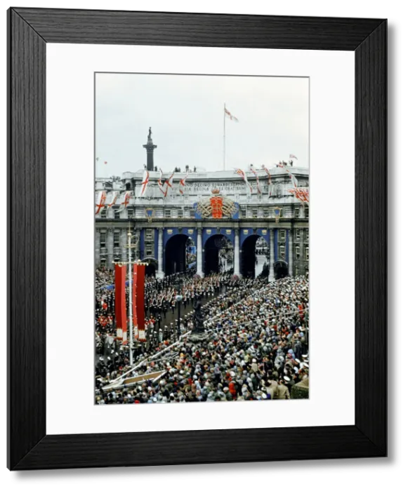 Framed Print : Queen Elizabeth Coronation II, the coach at Admiralty Arch, London, 2nd June 1953 Framed Print : Queen Elizabeth Coronation II, the coach at Admiralty Arch, London, 2nd June 1953