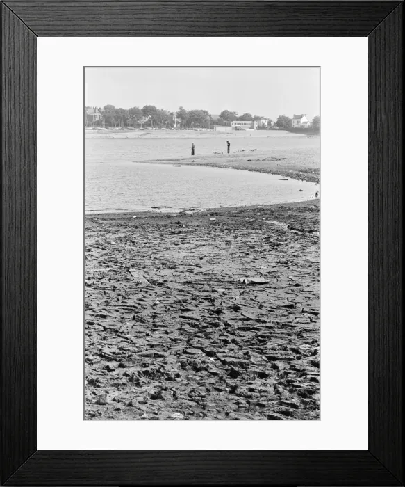 Framed Print : Dried out Edgbaston reservoir in Birmingham during the summer heatwave of 1976 Framed Print : Dried out Edgbaston reservoir in Birmingham during the summer heatwave of 1976