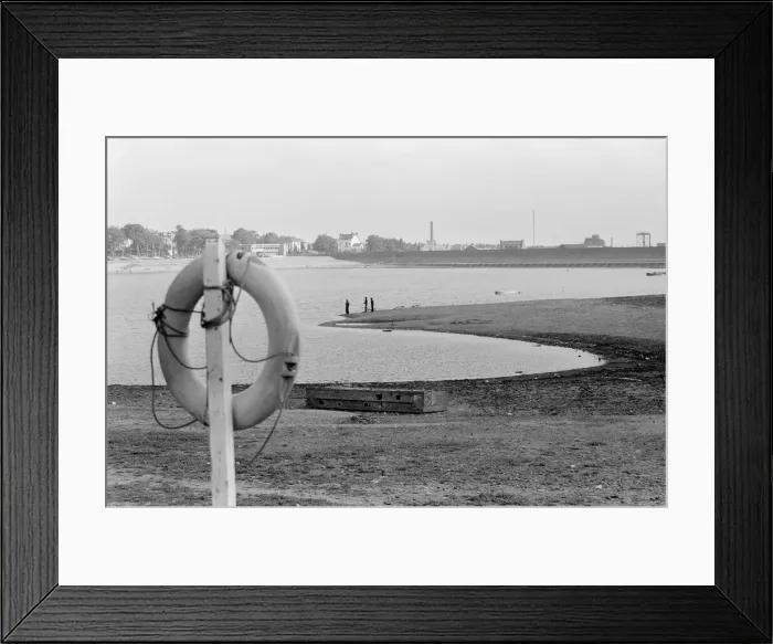 Framed Print : Dried out Edgbaston reservoir in Birmingham during the summer heatwave of 1976 Framed Print : Dried out Edgbaston reservoir in Birmingham during the summer heatwave of 1976