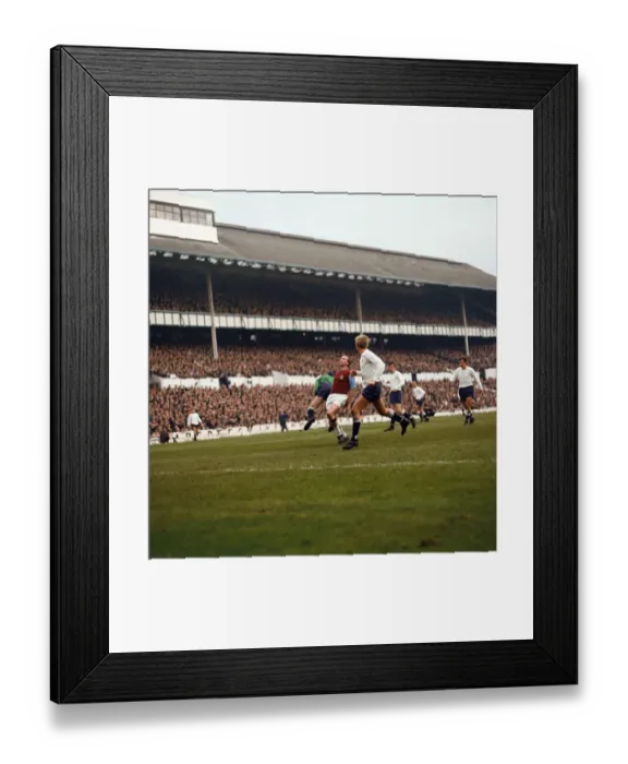 Framed Print : Tottenham Hotspur v Aston Villa, Pat Jennings (Tottenham Hotspur Framed Print : Tottenham Hotspur v Aston Villa, Pat Jennings (Tottenham Hotspur