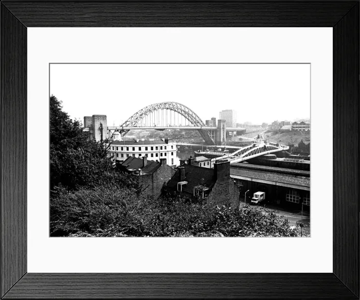 Framed Print : The Bridge Hotel, Newcastle, manager Bert Young and customers admire the view of the Tyne