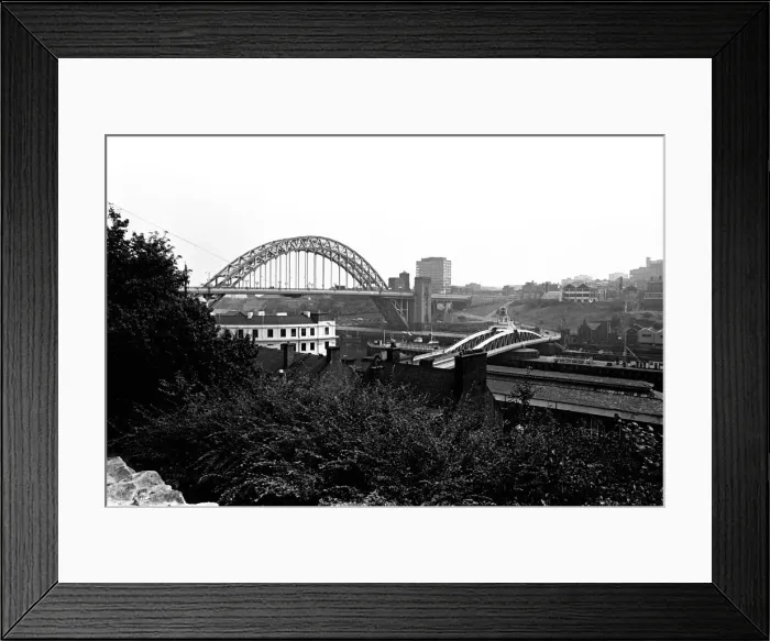 Framed Print : The Bridge Hotel, Newcastle, manager Bert Young and customers admire the view of the Tyne