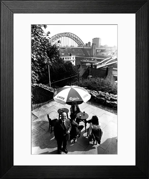 Framed Print : The Bridge Hotel, Newcastle, manager Bert Young and customers admire the view of the Tyne