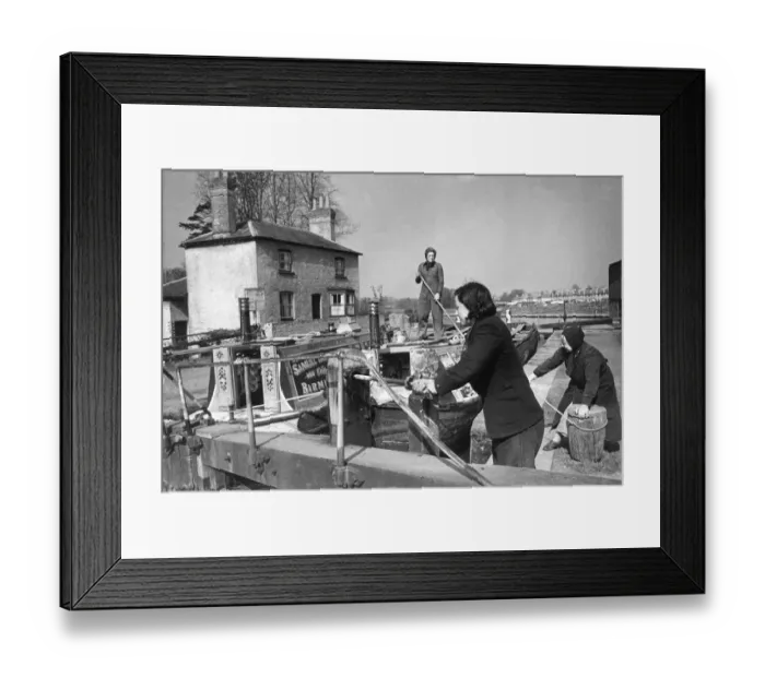 Framed Print : Mother and daughter Captain and crew of a Canal Boat near Kings Langley between London Framed Print : Mother and daughter Captain and crew of a Canal Boat near Kings Langley between London