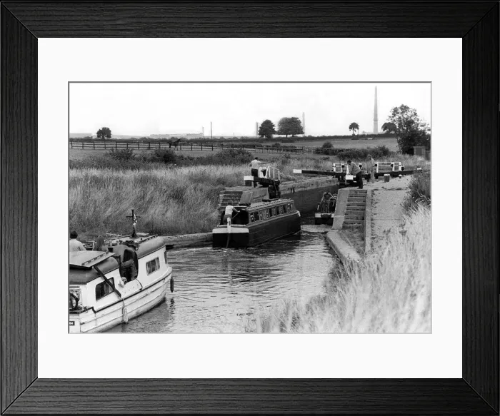 Framed Print : Holidaymakers negotiate the lock at Tring before the padlocks go Framed Print : Holidaymakers negotiate the lock at Tring before the padlocks go