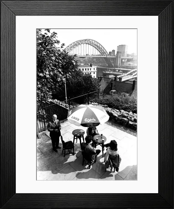 Framed Print : The Bridge Hotel, Newcastle, manager Bert Young and customers admire the view of the Tyne