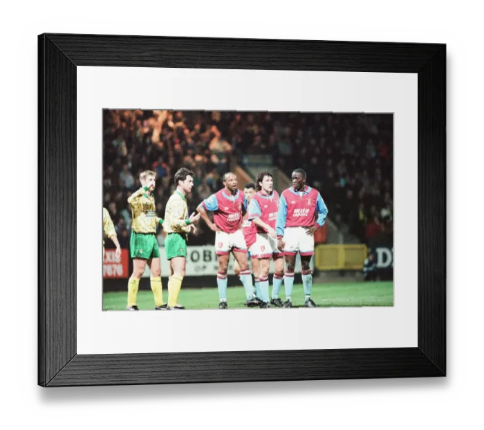Framed Print : Norwich 1-0 Aston Villa, League match at Carrow Road, Wednesday 24th March 1993