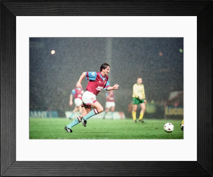 Framed Print : Norwich 1-0 Aston Villa, League match at Carrow Road, Wednesday 24th March 1993 Framed Print : Norwich 1-0 Aston Villa, League match at Carrow Road, Wednesday 24th March 1993