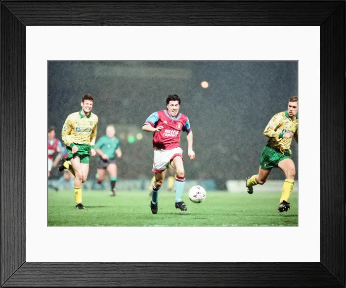 Framed Print : Norwich 1-0 Aston Villa, League match at Carrow Road, Wednesday 24th March 1993 Framed Print : Norwich 1-0 Aston Villa, League match at Carrow Road, Wednesday 24th March 1993