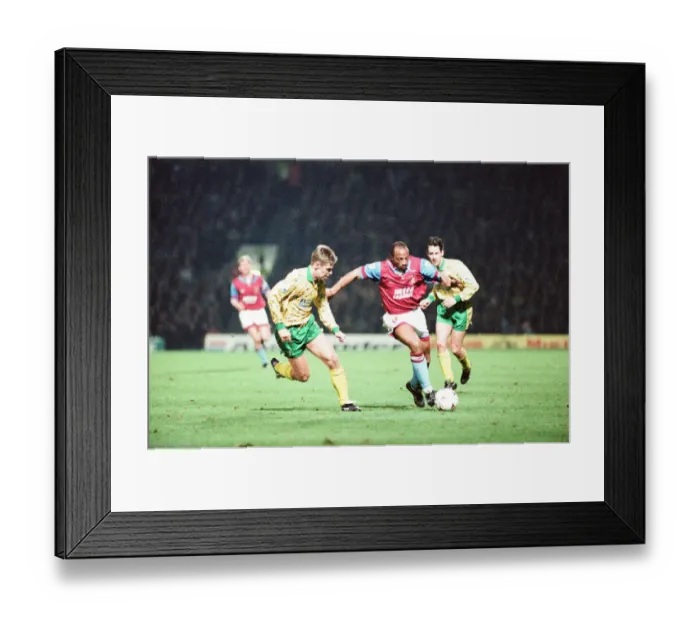 Framed Print : Norwich 1-0 Aston Villa, League match at Carrow Road, Wednesday 24th March 1993