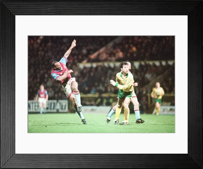 Framed Print : Norwich 1-0 Aston Villa, League match at Carrow Road, Wednesday 24th March 1993 Framed Print : Norwich 1-0 Aston Villa, League match at Carrow Road, Wednesday 24th March 1993