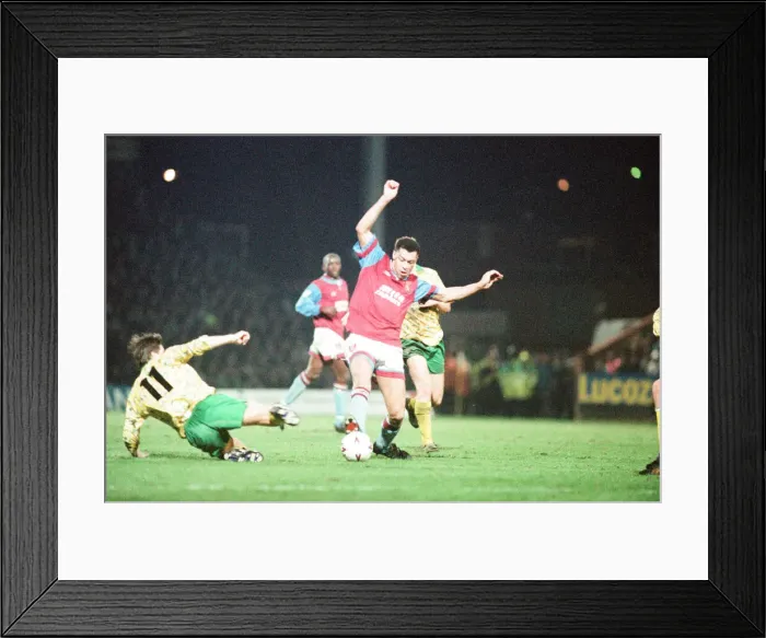 Framed Print : Norwich 1-0 Aston Villa, League match at Carrow Road, Wednesday 24th March 1993 Framed Print : Norwich 1-0 Aston Villa, League match at Carrow Road, Wednesday 24th March 1993
