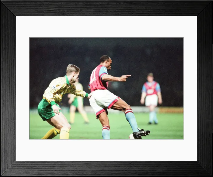 Framed Print : Norwich 1-0 Aston Villa, League match at Carrow Road, Wednesday 24th March 1993 Framed Print : Norwich 1-0 Aston Villa, League match at Carrow Road, Wednesday 24th March 1993