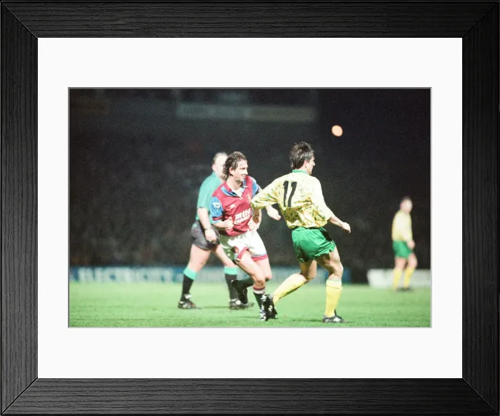 Framed Print : Norwich 1-0 Aston Villa, League match at Carrow Road, Wednesday 24th March 1993