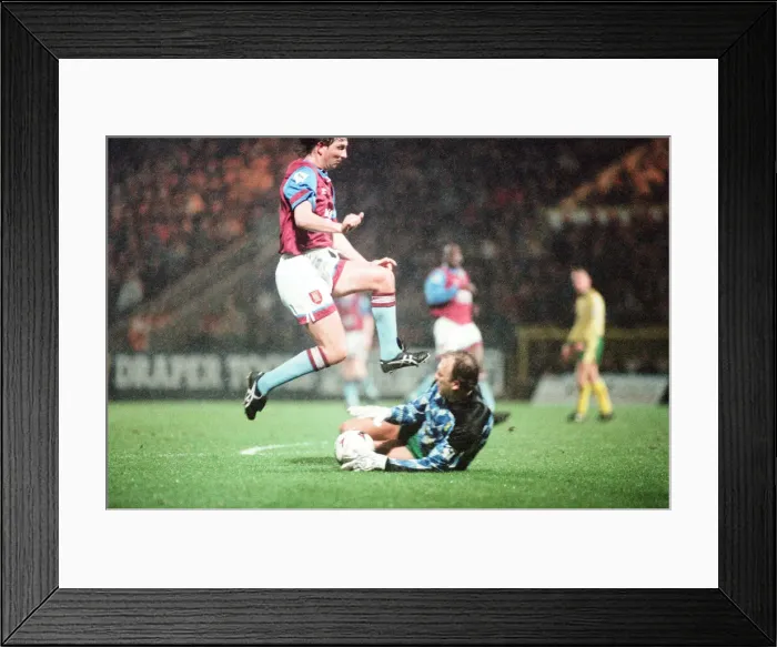 Framed Print : Norwich 1-0 Aston Villa, League match at Carrow Road, Wednesday 24th March 1993