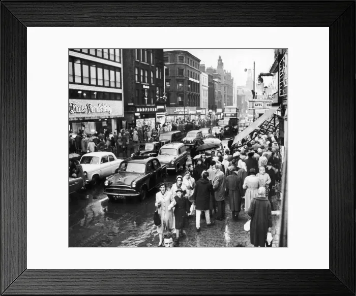 Framed Print : Manchester City Centre crowded with Christmas shoppers on a wet Saturday December Framed Print : Manchester City Centre crowded with Christmas shoppers on a wet Saturday December