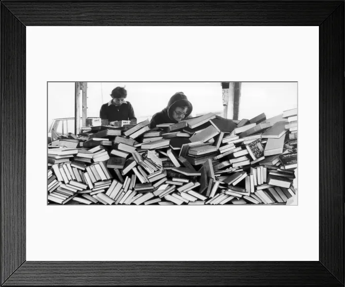 Framed Print : Lunch time loiters at Allens book stall at Shudehill Framed Print : Lunch time loiters at Allens book stall at Shudehill