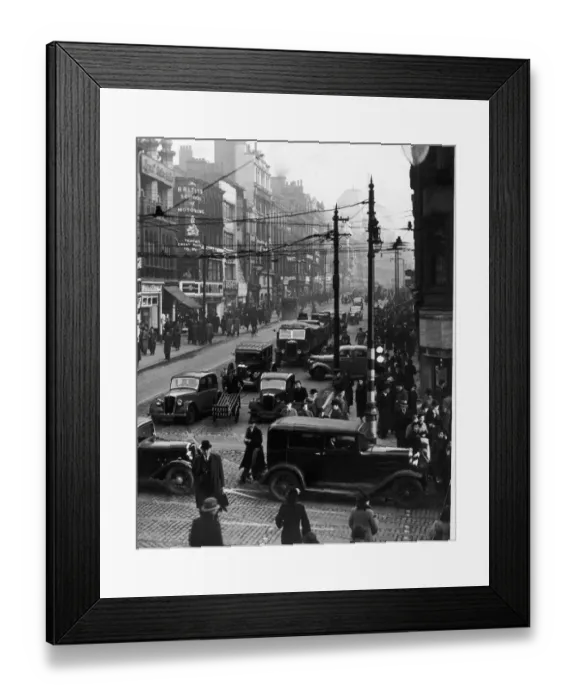 Framed Print : A busy Market Street, Manchester seen here in the 1930s Framed Print : A busy Market Street, Manchester seen here in the 1930s