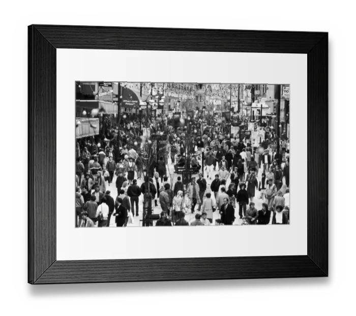 Framed Print : Christmas shoppers pack Market Street Manchester on the last Saturday before Christmas