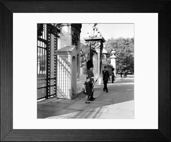 Framed Print : Fatma Surmelioglo poses with a Grenadier Guardsman on the last time they perform sentry Framed Print : Fatma Surmelioglo poses with a Grenadier Guardsman on the last time they perform sentry