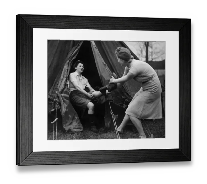 Framed Print : Lending a hand on the land. Scene at Blunham, Bedfordshire