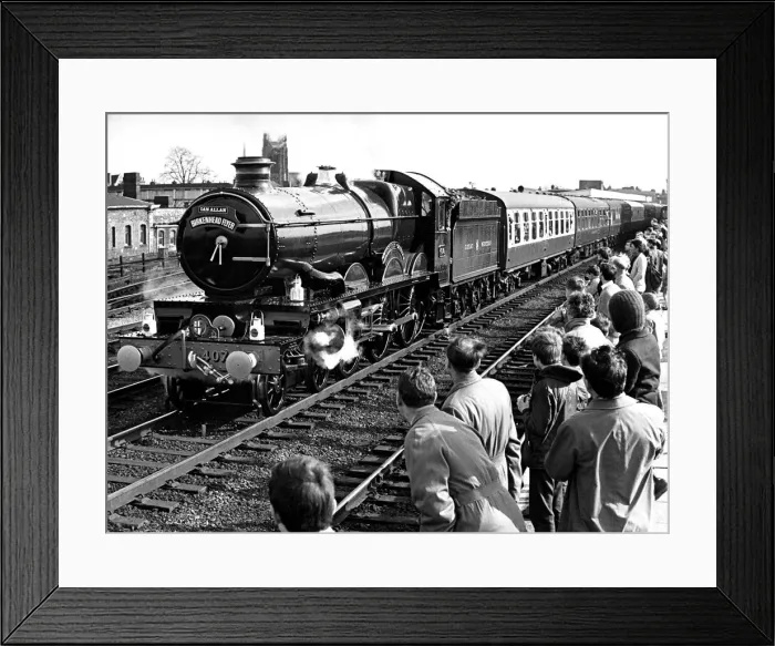 Framed Print : Railway enthusiasts crowd the platform at Leamington station to witness the passsing of Framed Print : Railway enthusiasts crowd the platform at Leamington station to witness the passsing of