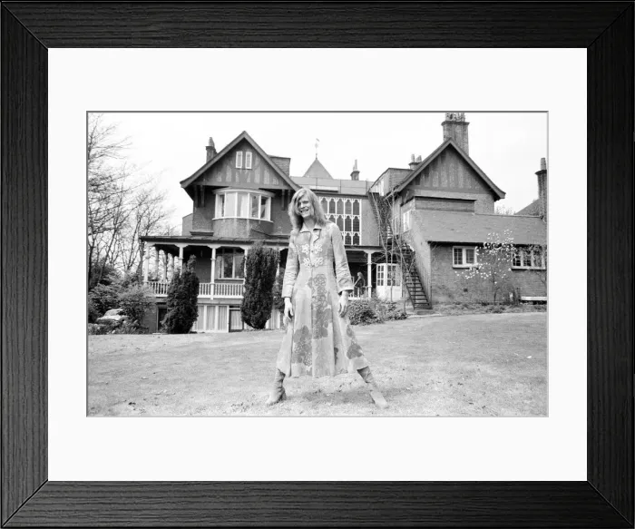 Framed Print : David Bowie at his home, Haddon Hall, at Beckenham, Kent, 20th April 1971 Framed Print : David Bowie at his home, Haddon Hall, at Beckenham, Kent, 20th April 1971