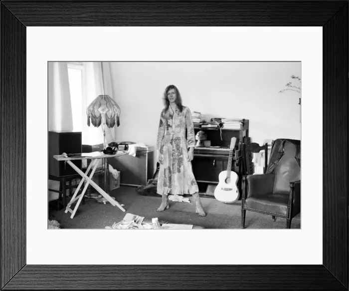 Framed Print : David Bowie at his home, Haddon Hall, at Beckenham, Kent, 20th April 1971 Framed Print : David Bowie at his home, Haddon Hall, at Beckenham, Kent, 20th April 1971