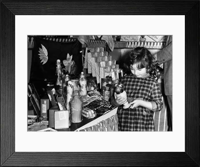 Framed Print : Child buys christmas present for mother, 27th November 1963 Framed Print : Child buys christmas present for mother, 27th November 1963