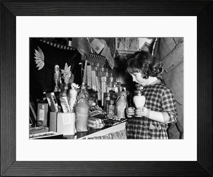 Framed Print : Child buys christmas present for mother, 27th November 1963 Framed Print : Child buys christmas present for mother, 27th November 1963