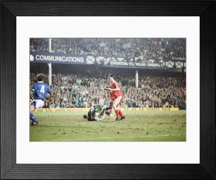 Framed Print : Action from the FA cup fourth round match replay between Everton Framed Print : Action from the FA cup fourth round match replay between Everton