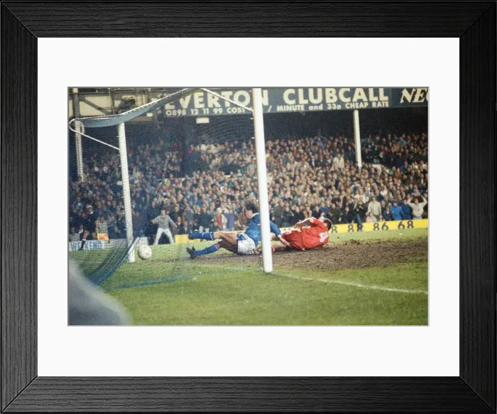 Framed Print : Action from the FA cup fourth round match replay between Everton Framed Print : Action from the FA cup fourth round match replay between Everton