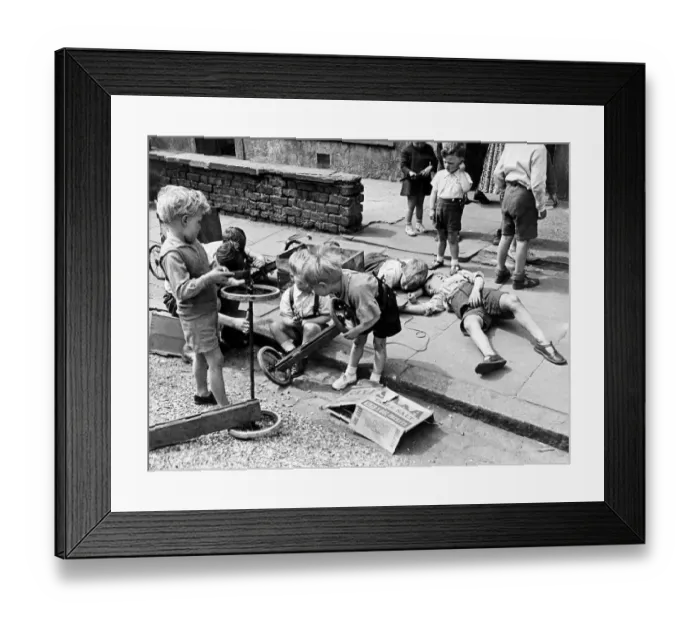 Framed Print : London Kiddies Prepare for Soap Box Derby'. A number of soap box Derby races
