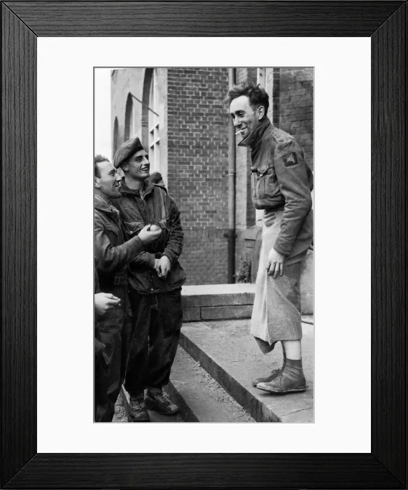 Framed Print : British troops of the Airborne Division after being evacuated from Arnhem in Holland Framed Print : British troops of the Airborne Division after being evacuated from Arnhem in Holland