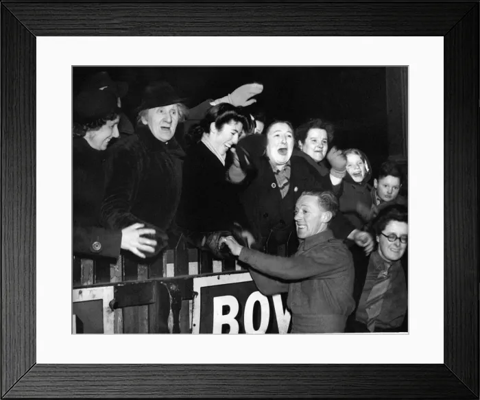 Framed Print : Private Robert Martin from Glasgow is welcomed home on leave at Waverley Station Framed Print : Private Robert Martin from Glasgow is welcomed home on leave at Waverley Station