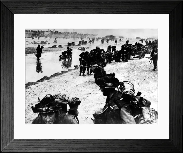 Framed Print : Troops of 3rd Infantry Division land on Queen Red beach, Sword area Framed Print : Troops of 3rd Infantry Division land on Queen Red beach, Sword area