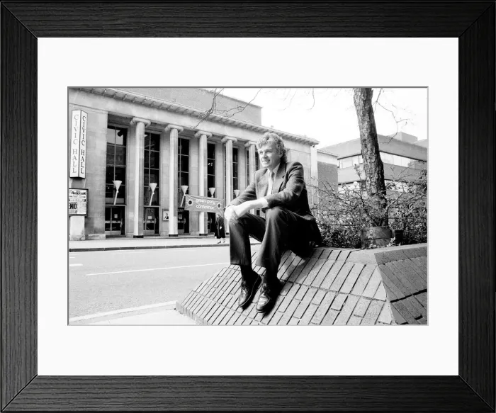 Framed Print : David Icke, Green Party spokesman, outside Wolverhampton Civic Hall during a break in Framed Print : David Icke, Green Party spokesman, outside Wolverhampton Civic Hall during a break in