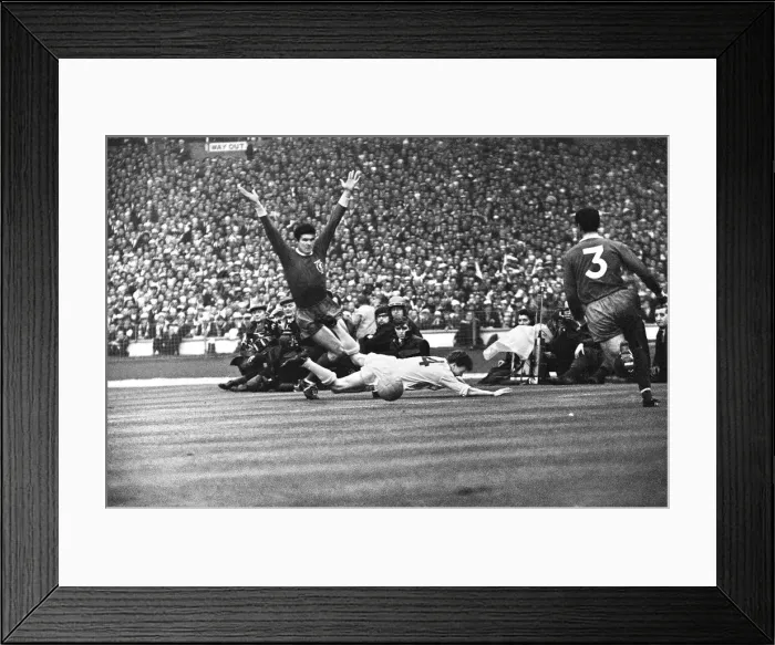 Framed Print : FA Cup Final at Wembley Stadium, Liverpool 2 v Leeds United 1 Framed Print : FA Cup Final at Wembley Stadium, Liverpool 2 v Leeds United 1