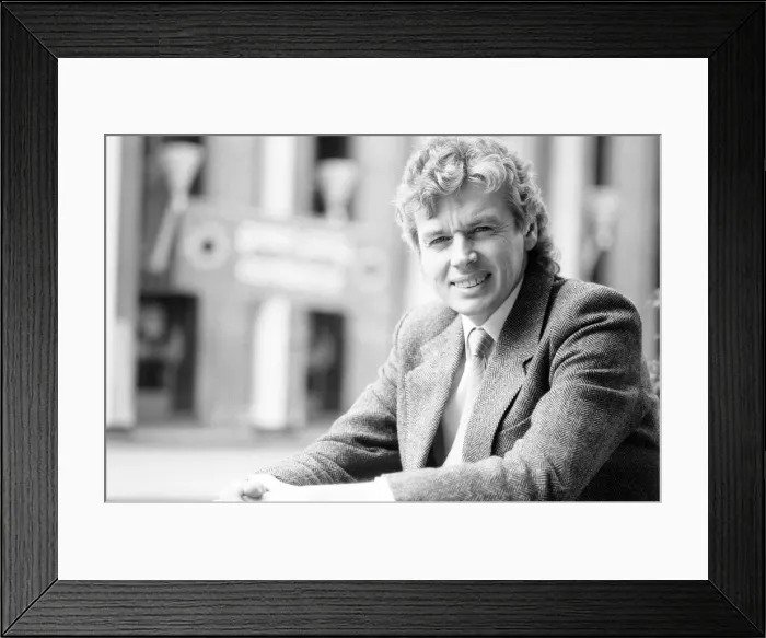 Framed Print : David Icke, Green Party spokesman, outside Wolverhampton Civic Hall during a break in Framed Print : David Icke, Green Party spokesman, outside Wolverhampton Civic Hall during a break in