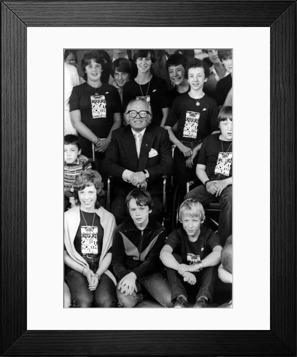 Framed Print : Sir Richard Attenborough with children involved in a sponsored wheelchair push in Framed Print : Sir Richard Attenborough with children involved in a sponsored wheelchair push in