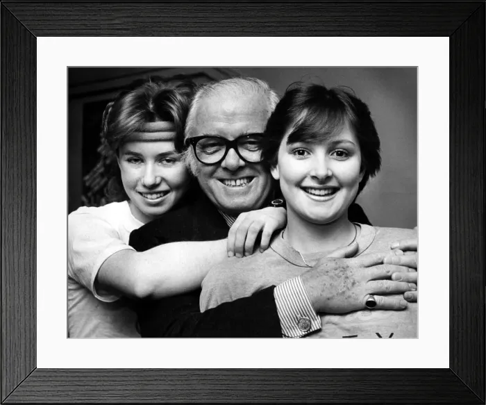 Framed Print : Sir Richard Attenborough at the Northern premiere of his film A Chorus Line with dancers Framed Print : Sir Richard Attenborough at the Northern premiere of his film A Chorus Line with dancers