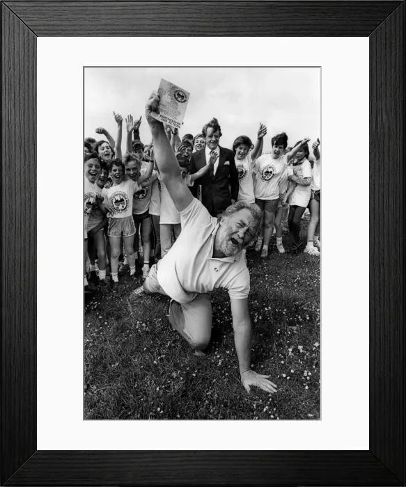 Framed Print : Record Breaking runner Chris Chataway and broadcaster David Bellamy met youngsters who Framed Print : Record Breaking runner Chris Chataway and broadcaster David Bellamy met youngsters who