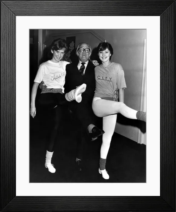 Framed Print : Sir Richard Attenborough at the Northern premiere of his film A Chorus Line with dancers Framed Print : Sir Richard Attenborough at the Northern premiere of his film A Chorus Line with dancers