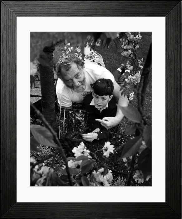 Framed Print : Dr David Bellamy explains Project Soma to Durham pupils Martin McBrearty