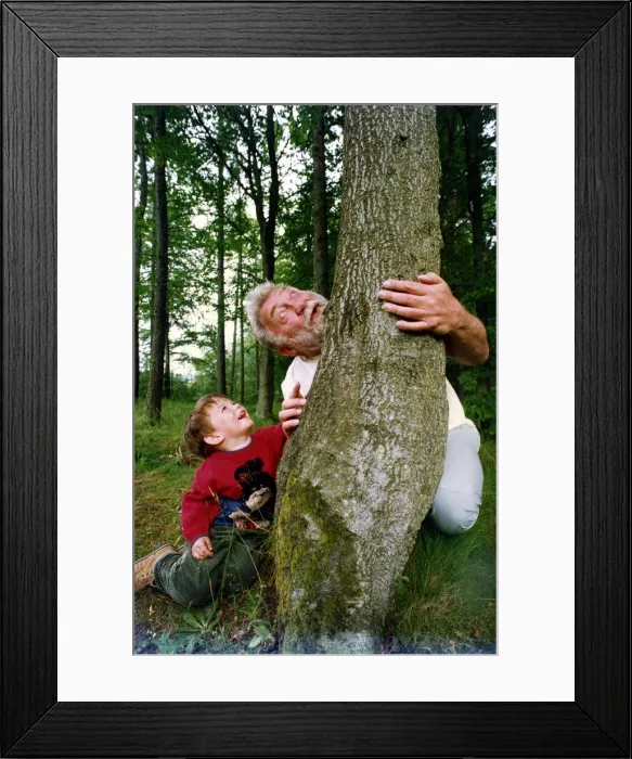 Framed Print : David Bellamy teaches Mark Cumberledge, aged 2, from Hookergate, about Chopwell Woods