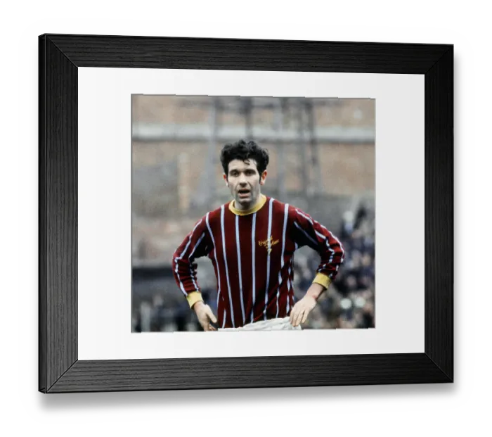Framed Print : Crystal Palace outside right Jim Scott in action during his side Framed Print : Crystal Palace outside right Jim Scott in action during his side