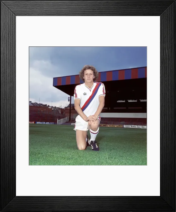 Framed Print : Peter Nicholas of Crystal Palace poses at Selhurst Park ahead of the 1977 - 1978 season
