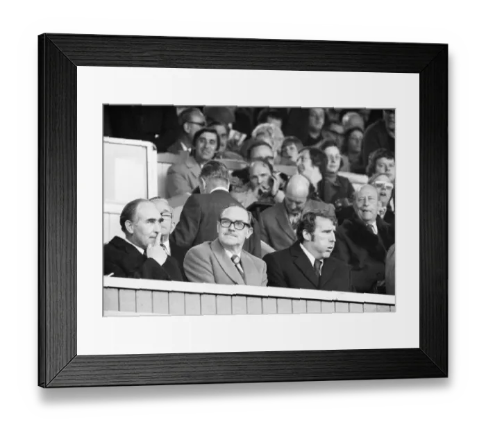 Framed Print : Chairman of Crystal Palace Ray Bloye seated between England manager Alf Ramsey (left